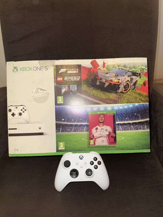 Xbox One S 1TB cu un controller USB type C