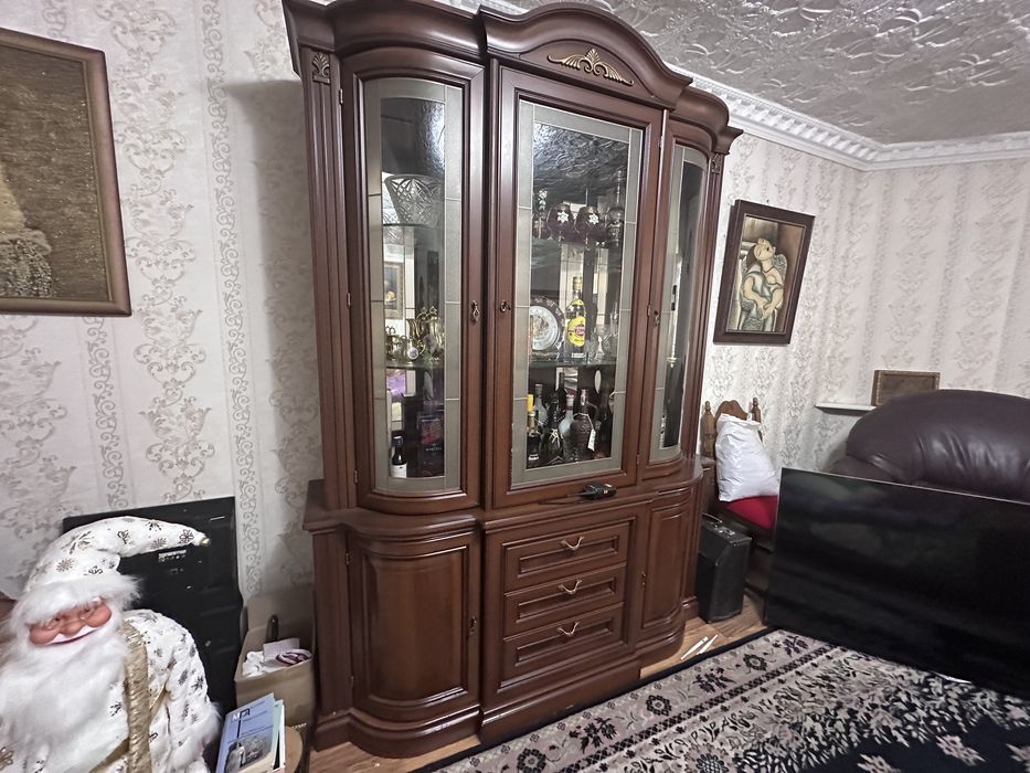 Буфет, витрина в отличном состоянии, темно коричневый