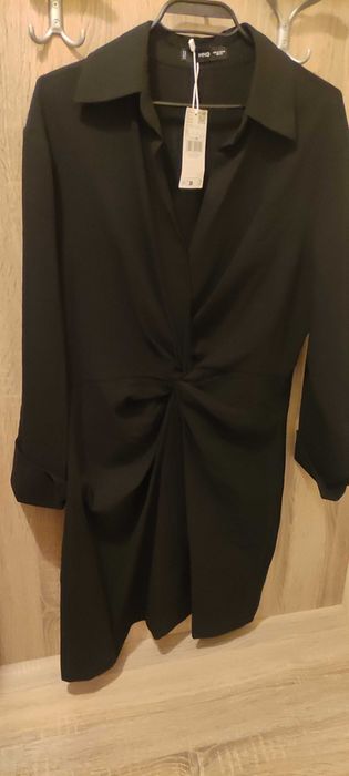 Елегантна черна рокля на Mango