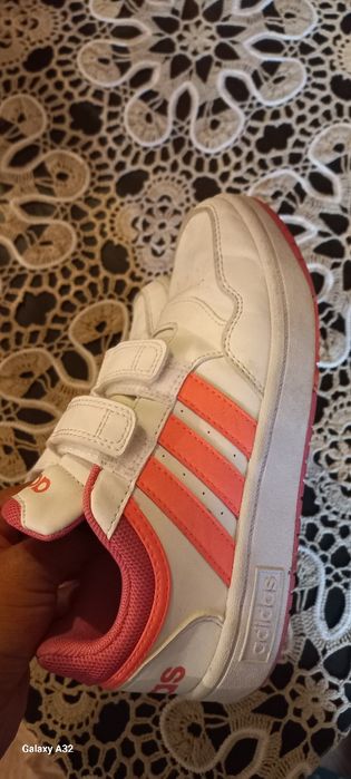Vand pantofi sport Adidas si zara nr 33 in stare foarte buna