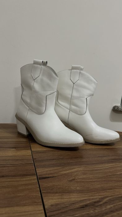 Женская обувь (казаки)