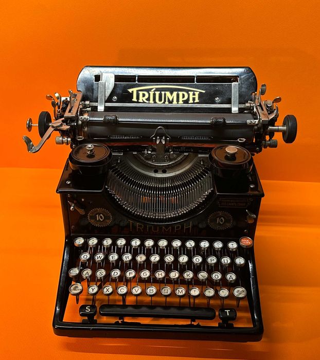 Мнго Стара Пишеща Машина TRIUMPH 10 / 1930 г. Генерално Представител
