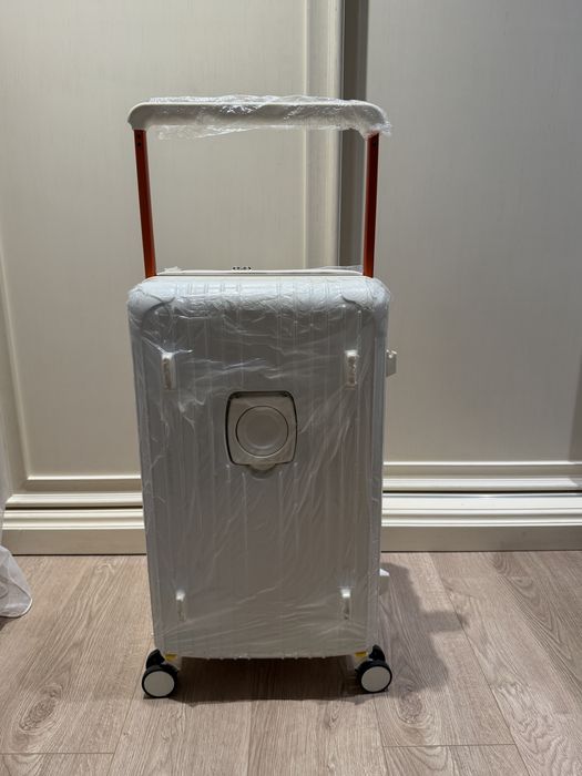 Шикарный новый чемодан