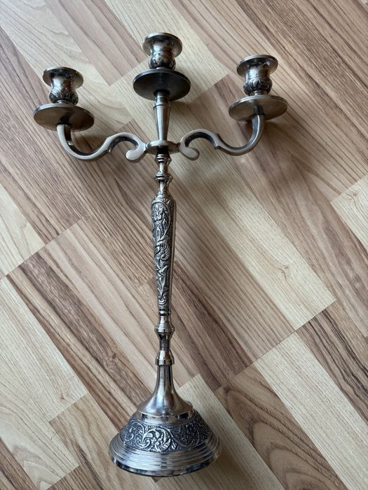 Голям и масивен уникален свещник