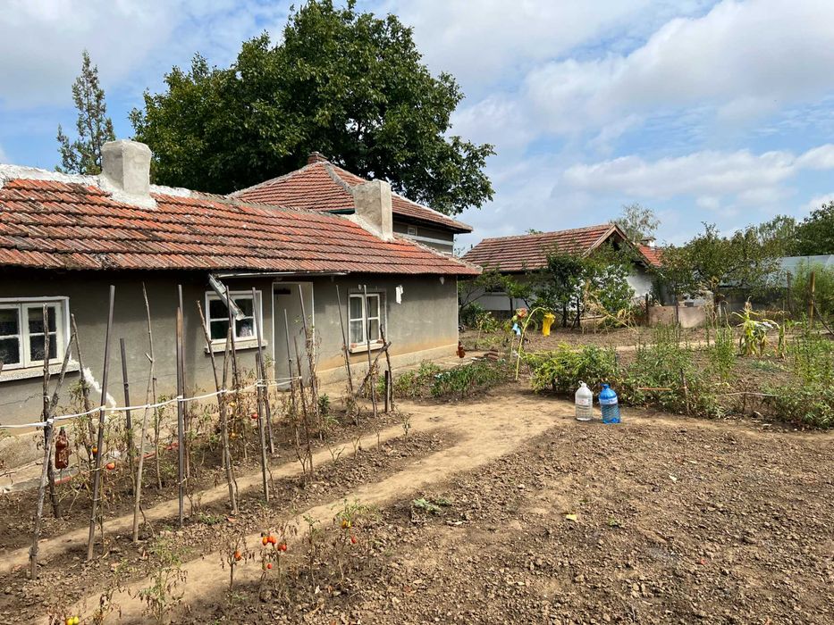 Продавам / Заменям къща с двор в село Бръшлен