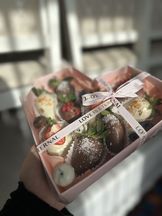 4000 тг клубника в шоколаде в наличии