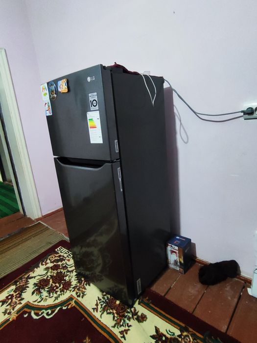 Холодильник LG .