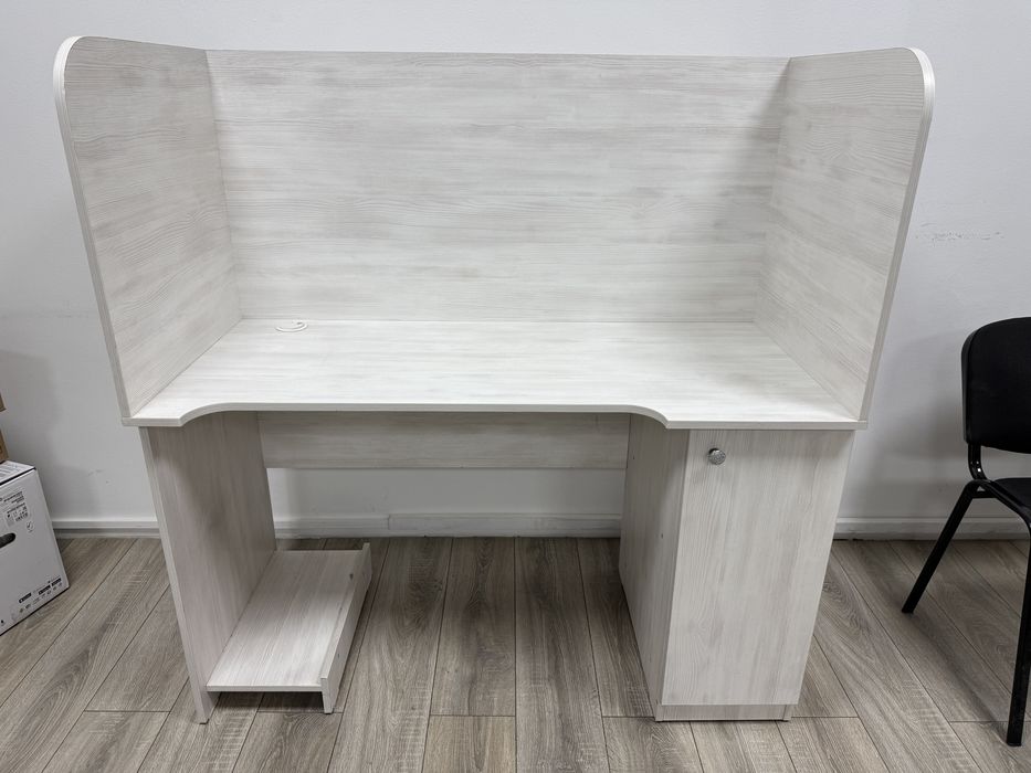 Столы с перегородкой