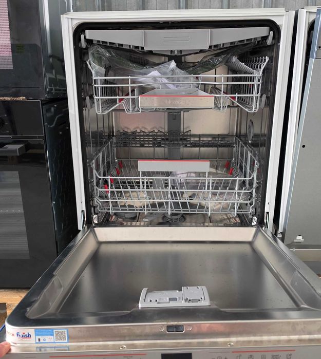 Bosch SMV6ECX93E е напълно вградена съдомиялна машина от серия 6