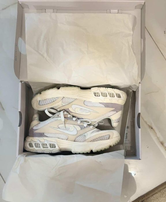 Продавам Nike Air Max 270 – оригинални дамски маратонки.
Носени са малко и са запазени отлично.
Размер: 39
Много удобен Air Max модел с модерен дизайн