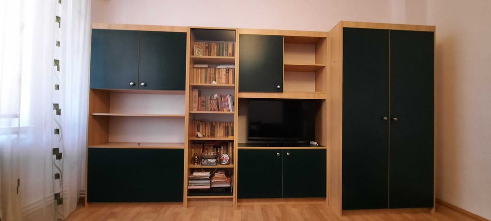 Vând bibliotecă 4 corpuri, stare foarte bună.  Lungime 3,42 m, înălțime 1,85 m.  Deva. Anuntul nu mai este valabil.