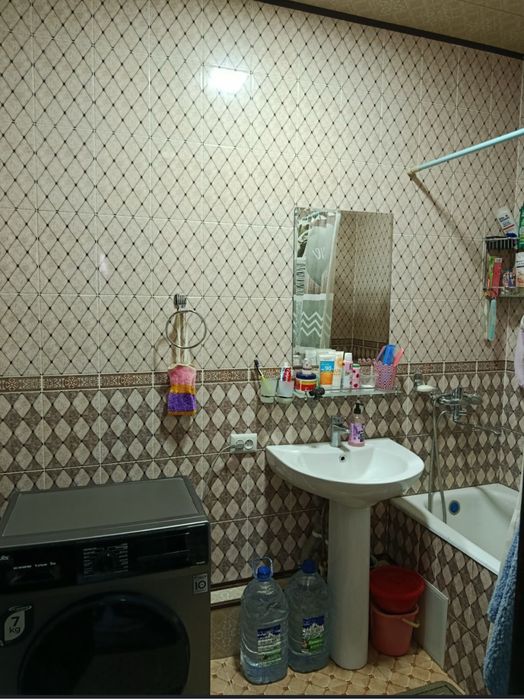 Срочно продается 2 х комнатная квартира М.Риёзий ориентир Ретро кафе