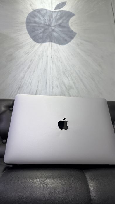 Apple MacBook Air M1 2020 года в среднем состояние  Американский