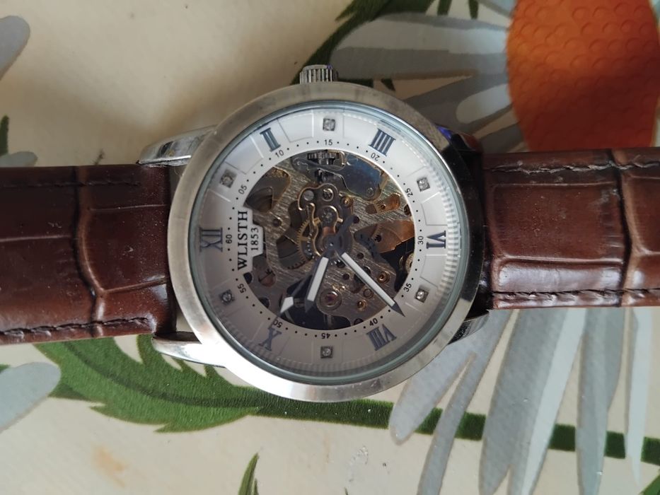 Търся бартер за  телефон .  часовника е оригинален автоматичен