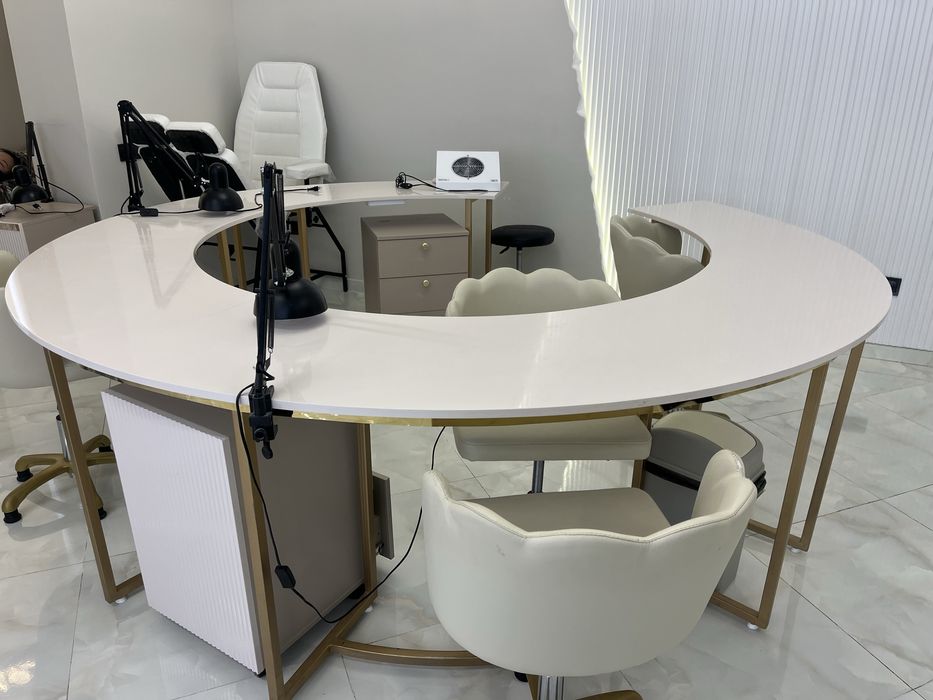 Круглый стол для маникюра