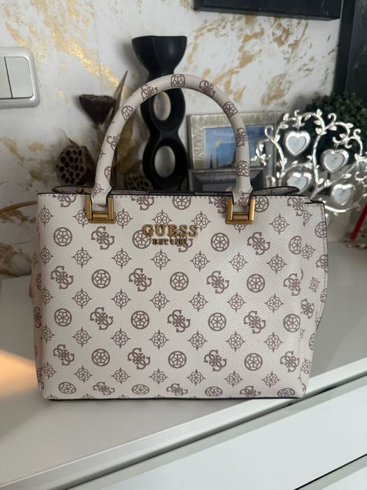 Чанта Guess нова бяла