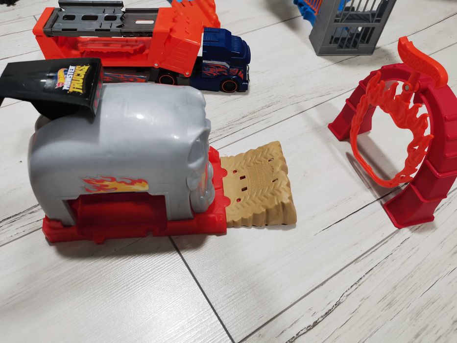 Продавам колички и писти на HotWheels