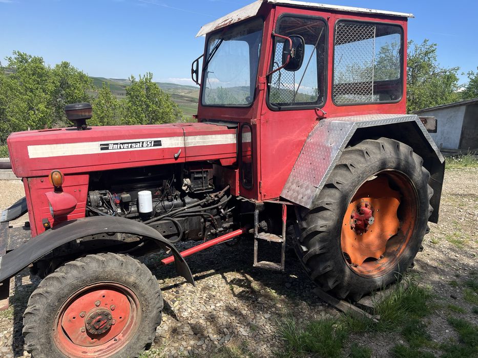 Tractor Universal 651