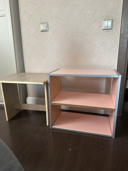 Табуретка и полка для книг,