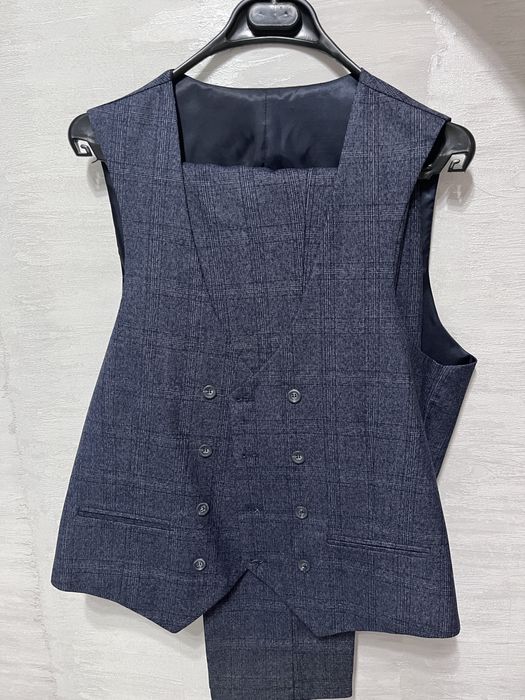 Новый костюм,очень красивый