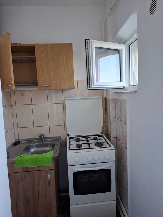 Închiriez garsoniera