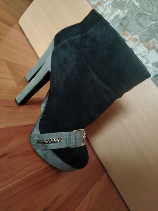 Велурени боти на висок ток