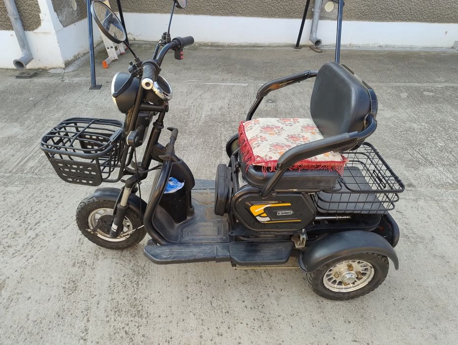 Vând triciclu electric