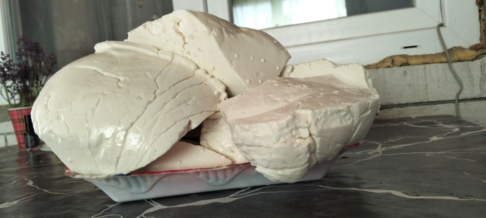 Vând brânza + lapte de capra