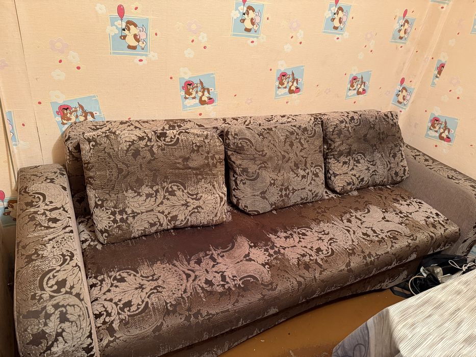 Продам диван состояние нормальное