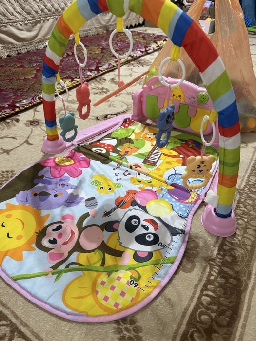 Продам детский коврик(в подарок отдам игрушки)