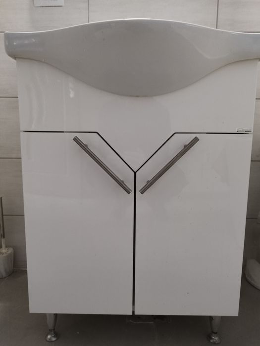 Vand mobilier baie tot cu chiuvetă și oglindă.