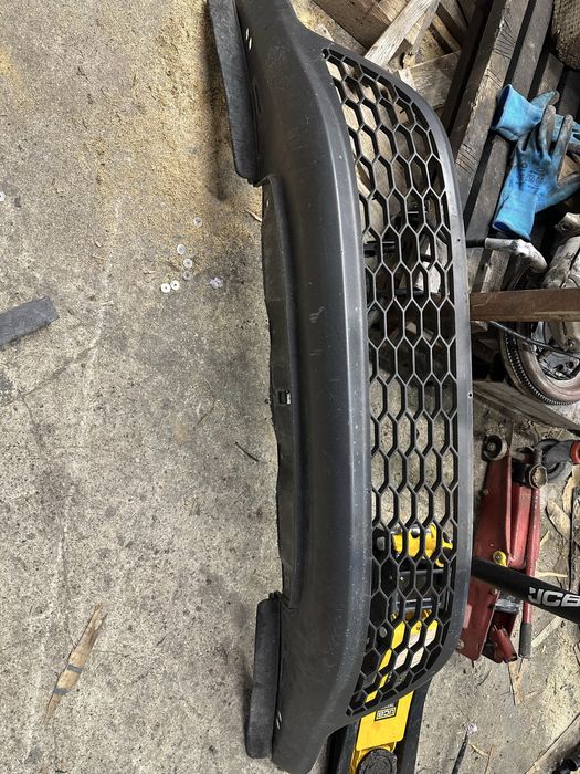 Решетка предна броня хонда сивик 8