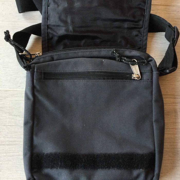оригинална мъжка тъмно сива маркова чанта за през рамо / shoulder bag EASTPAK от САЩ