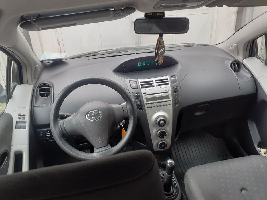 Vând toyota yaris