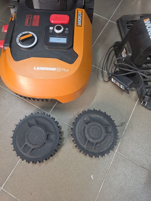 Robot de tuns iarba WORX Landroid PLUS WR165E pentru grădini de până la 500 m²