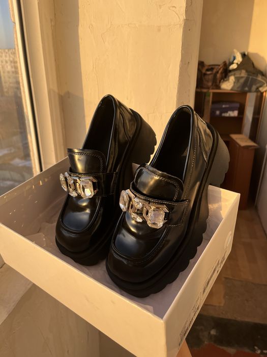 Продаются элегантные лоферы с камнями