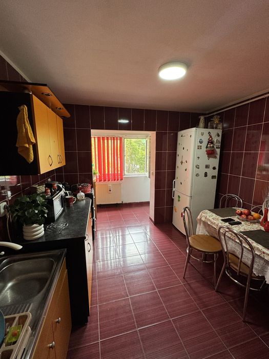 Apartament(3 camere, 2 bai, 60mp) + garaj10mp
