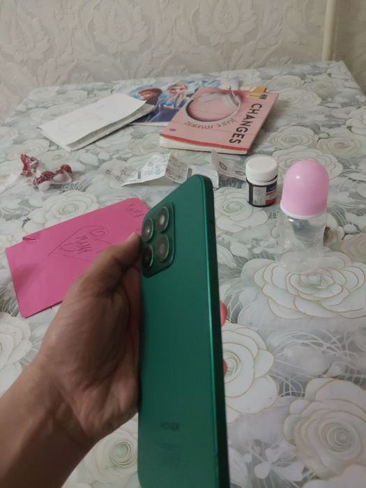 Honor X8b sotiladi srochno rangi yashil ekrani singan holati yaxshi