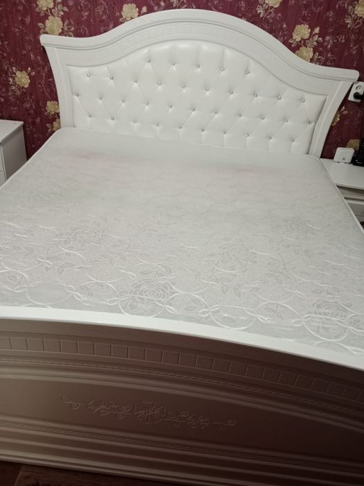 спальная кровать с матрасом