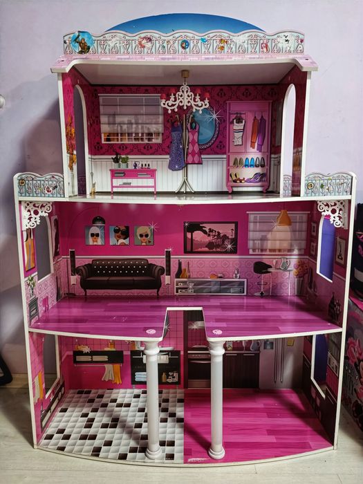 Къща за кукли с обзавеждане.