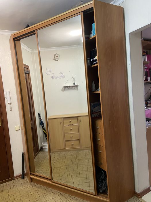 Прихожая  угловая с зеркальными дверями.