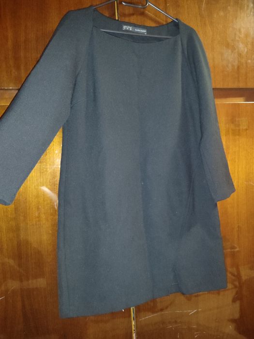 Черни официални обувки и стилна рокля на ZARA