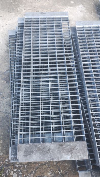 Grătare grilaje rigole pentru scurgeri și canalizari și trepte zincate pentru scări metalice