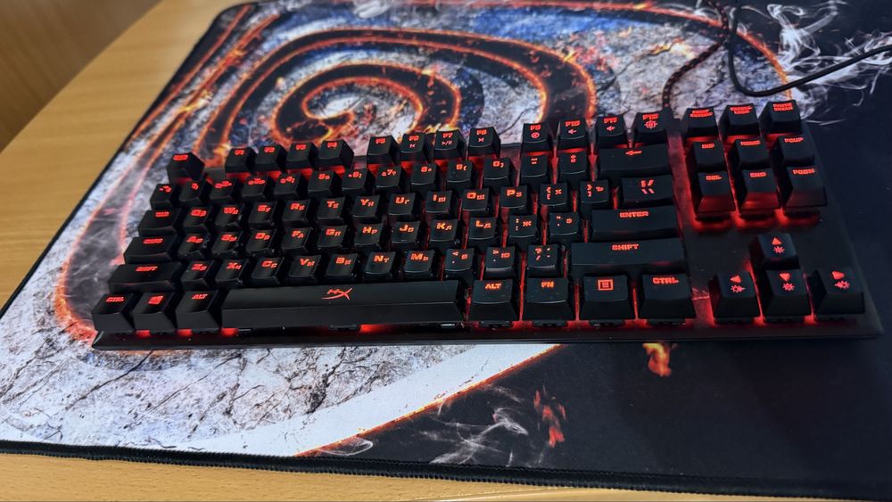 Продаю игровую клавиатуру hyper x