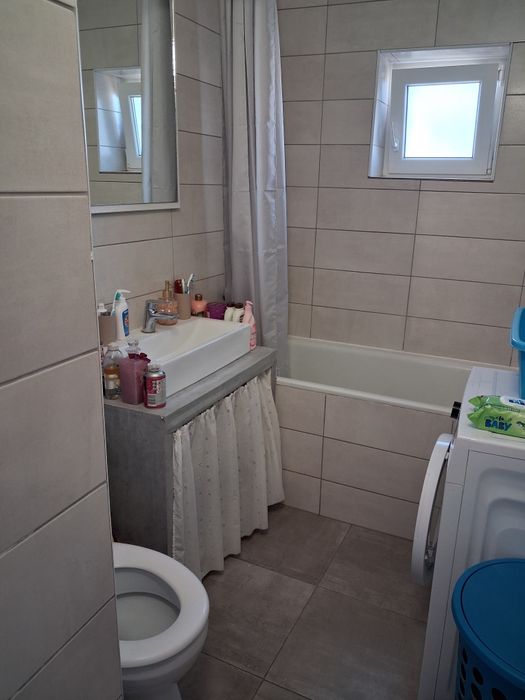 Vând apartament cu 2 camere decomandat în carpati2 str Ganea la etaju4