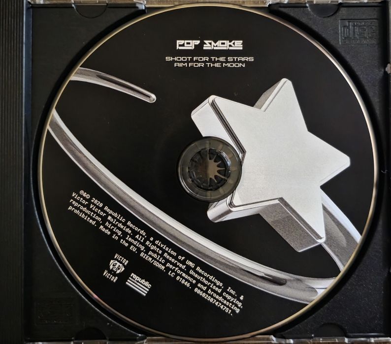 CD дискове на Pop Smoke и 50 cent
