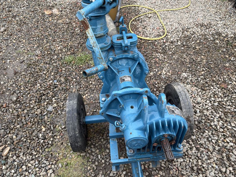 Pompa de apa pe gardan