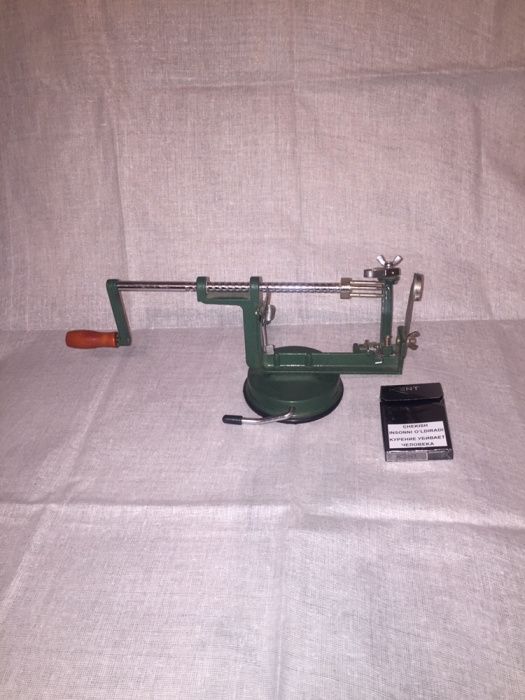 Чистит фрукты и овощи