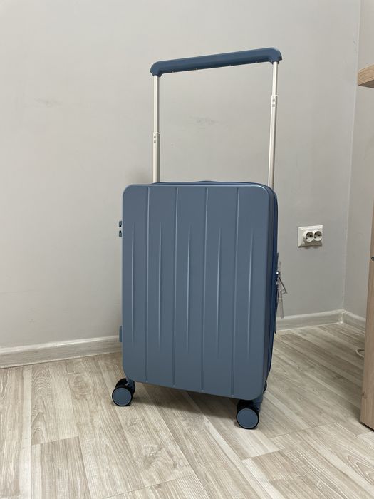 Чемоданы с широкой ручкой.