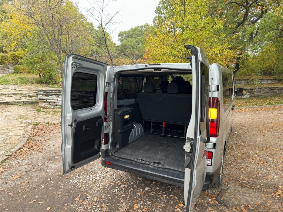 Отдавам пътнически бус Renault Trafic под наем